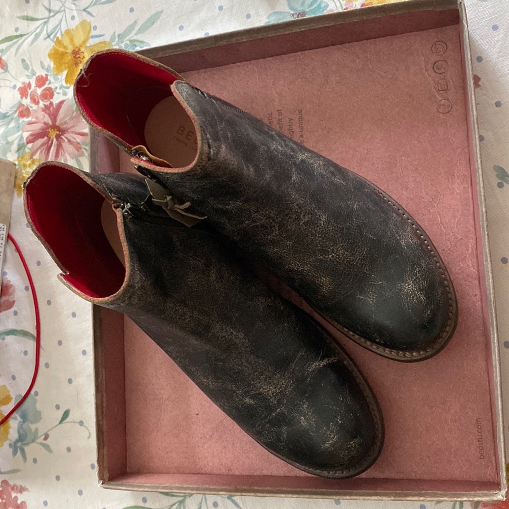 BedStu Yurisa booties, new in box